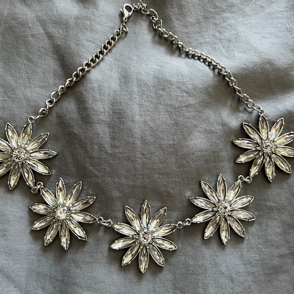Silver & white crystal flower  necklace - Picture 1 of 4